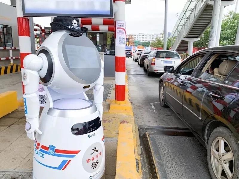 带着三大防疫机器人atris(安巡士),aimbot(智巡士)和cruzr(克鲁泽)