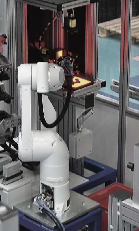 史陶比尔机器人：车用电子注塑成型自动化案例